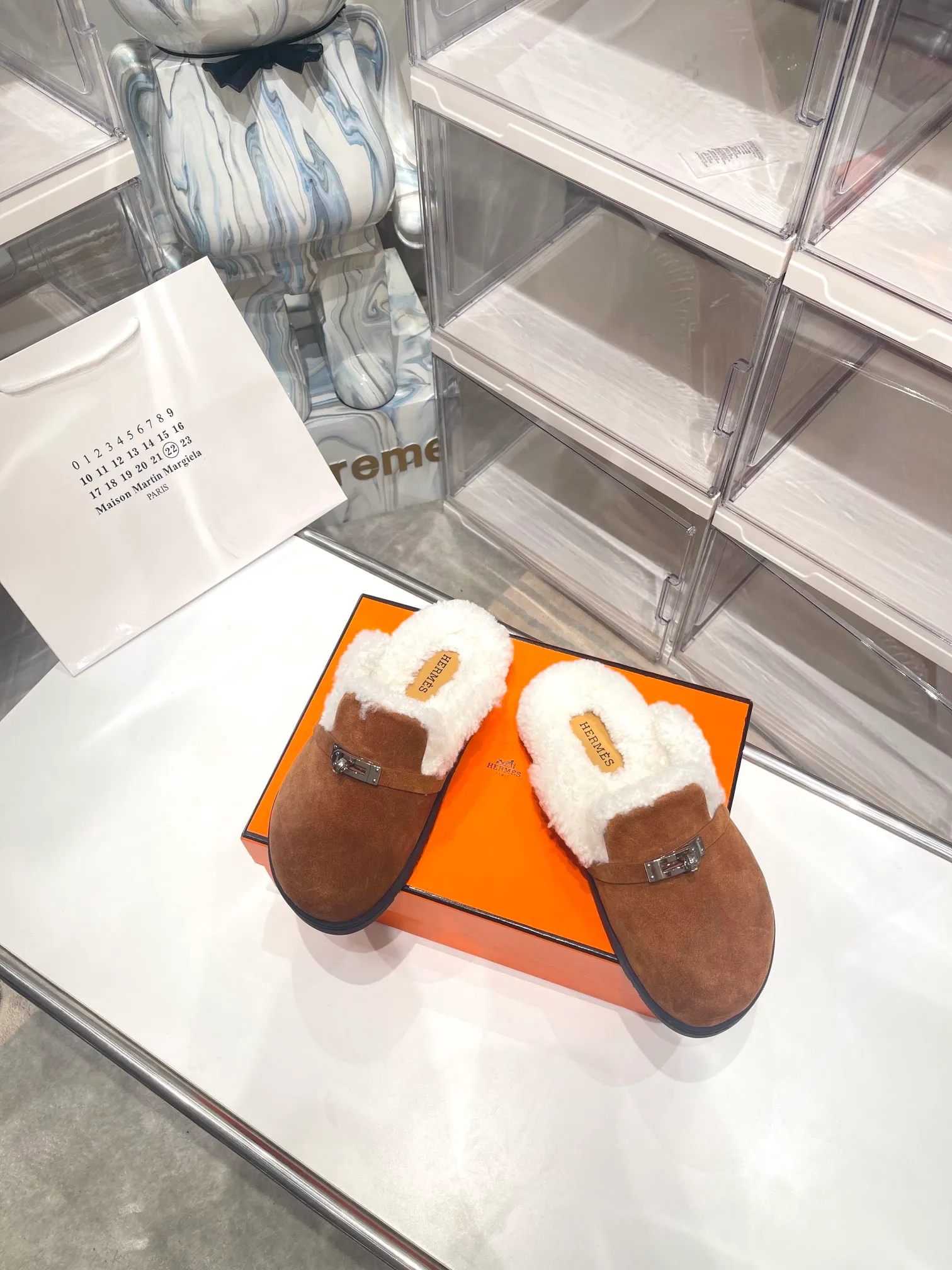 【HERMESG】Furry mop P: 580💰 ●Number of sizes: Men 39-44 (45 custom-made) Women 35-40 (41.42 custom-made) HERMES Hermès cute half-movers.  Classic family language design! It looks good no matter how you match it! Casual and high-end feeling, the comfort is also great, paired with various colorful socks, it has a trendy high-end feel. The top version is made of high-quality real wool ●Upper: imported cow suede ●Inner: imported sheepskin one piece ●Foot: imported mixed sheepskin ●Outsole: Tpu non-slip and wear-resistant outsole.